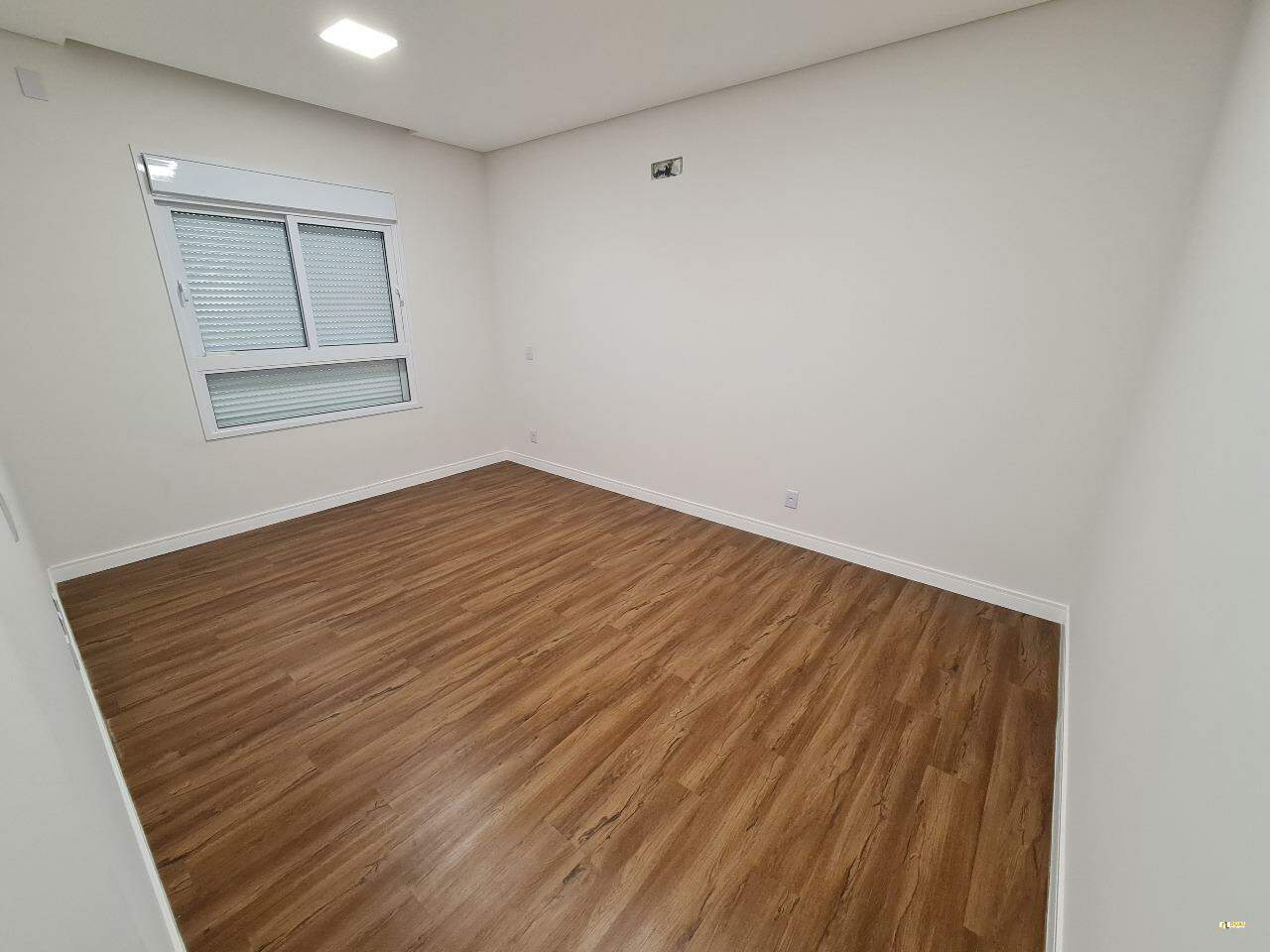 Imagem Casa à Venda na Barra do Rio Cerro | 3 Suítes, Piscina e Alto Padrão de Acabamento