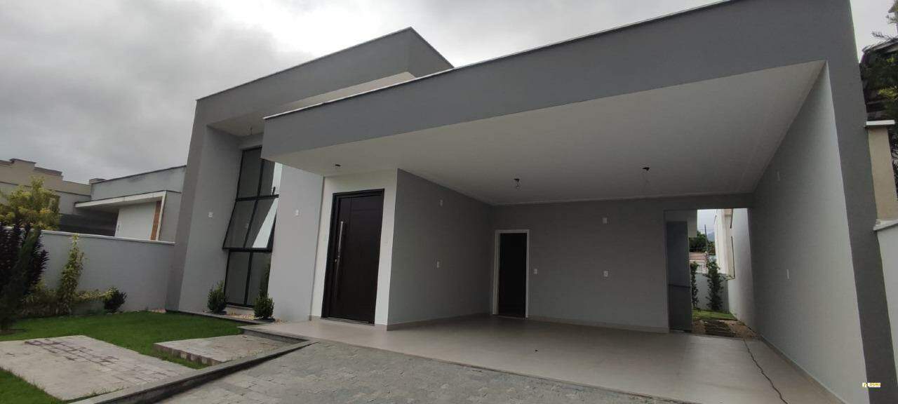 Casa Térrea Moderna com 3 Dormitórios, Amplo Jardim e Área de Lazer – Bairro em Valorização