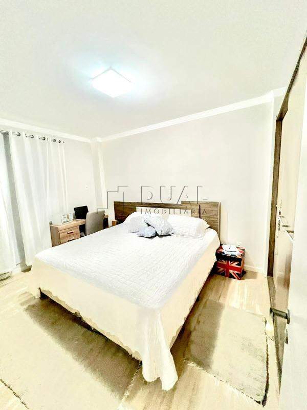 Imagem Apartamento com 122,50m² semimobiliado à venda no bairro Centro