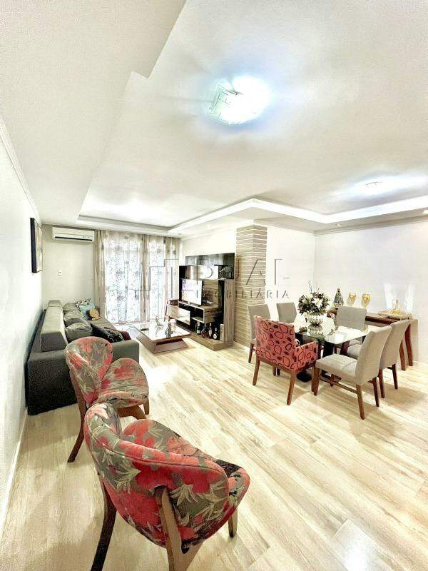 Imagem Apartamento com 122,50m² semimobiliado à venda no bairro Centro