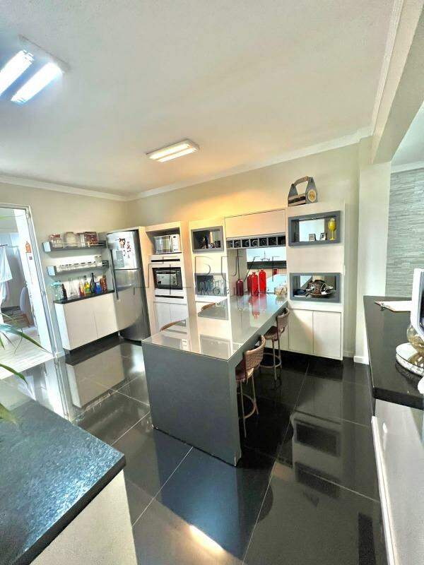 Apartamento com 122,50m² semimobiliado à venda no bairro Centro