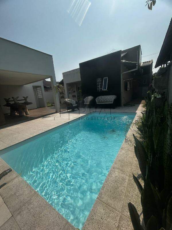 Casa com 143,35m² semimobiliada à venda no bairro Amizade em Jaraguá do Sul