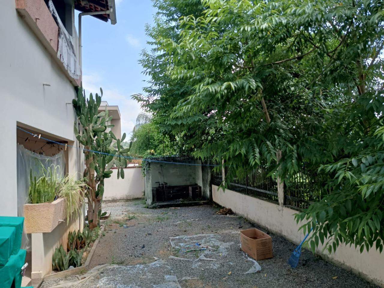 Imagem Sobrado à Venda no Bairro Amizade – 6 Dormitórios, 4 Banheiros e Potencial para Renda Extra