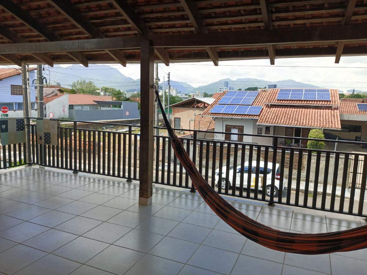 Imagem Sobrado à Venda no Bairro Amizade – 6 Dormitórios, 4 Banheiros e Potencial para Renda Extra
