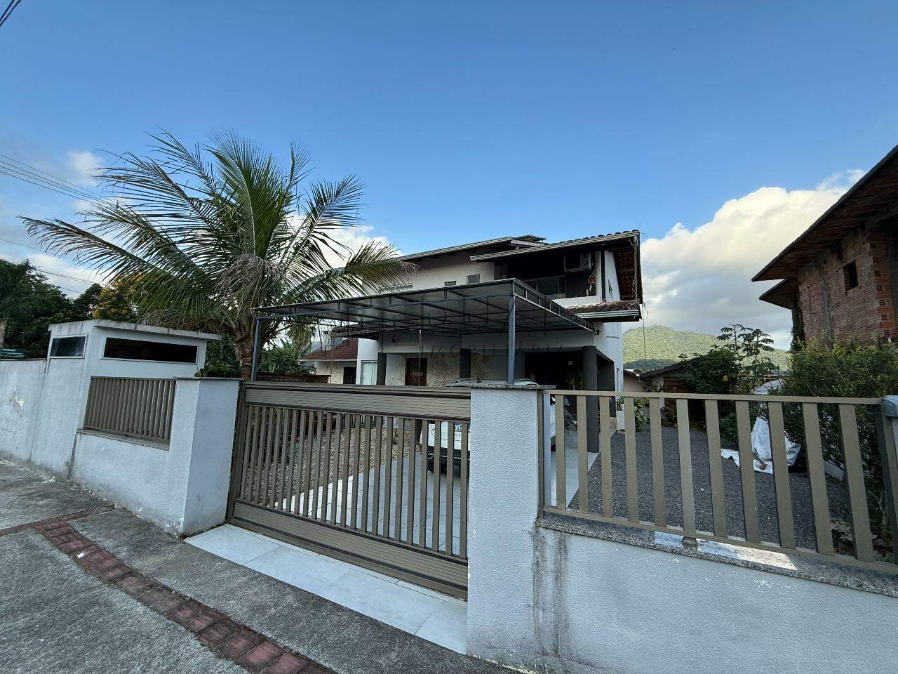 Imagem Sobrado Espaçoso com Suíte, Closet e Piscina – Ótima Localização e Energia Solar!