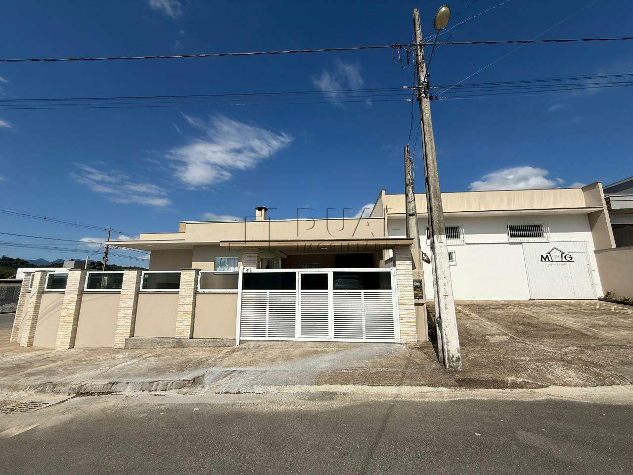 Imagem Casa Térrea com Piscina + Galpão Comercial em Terreno de Esquina