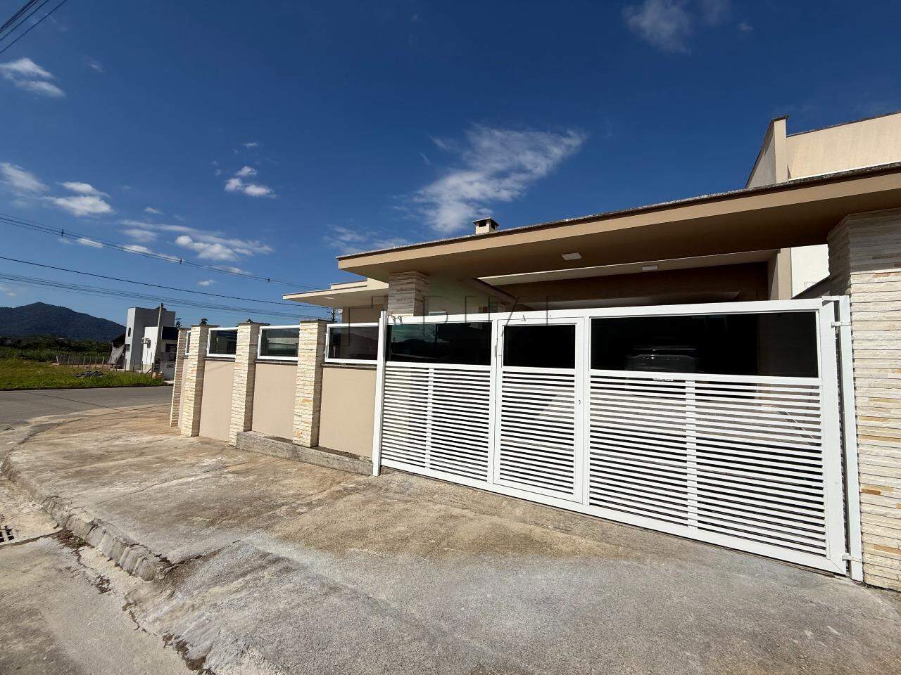 Casa Térrea com Piscina + Galpão Comercial em Terreno de Esquina