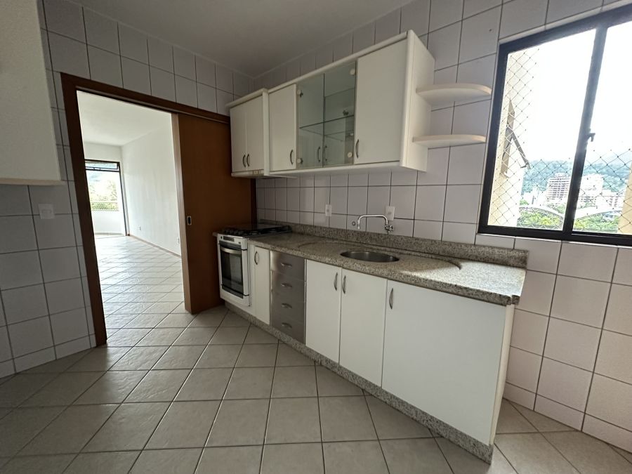 Apartamento no Centro com 1 Suíte + 2 Quartos, sacada e elevador