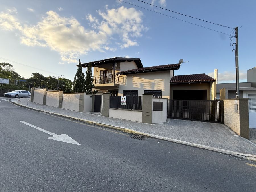 Terreno 924 m² com 2 casas – Ideal para ponto comercial no bairro Vila Lenzi
