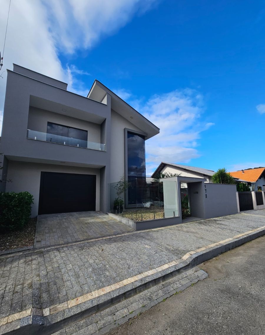 Sobrado à venda no bairro Amizade com 3 quartos rua tranquila e excelente localização!