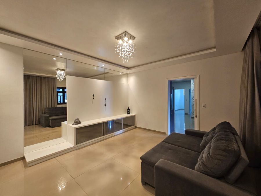 Imagem Sobrado à venda no bairro Amizade com 3 quartos rua tranquila e excelente localização!