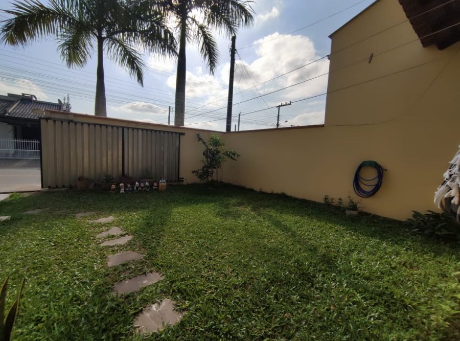 Imagem Casa de meio lote com 3 dormitórios no bairro Ilha da Figueira em Guaramirim