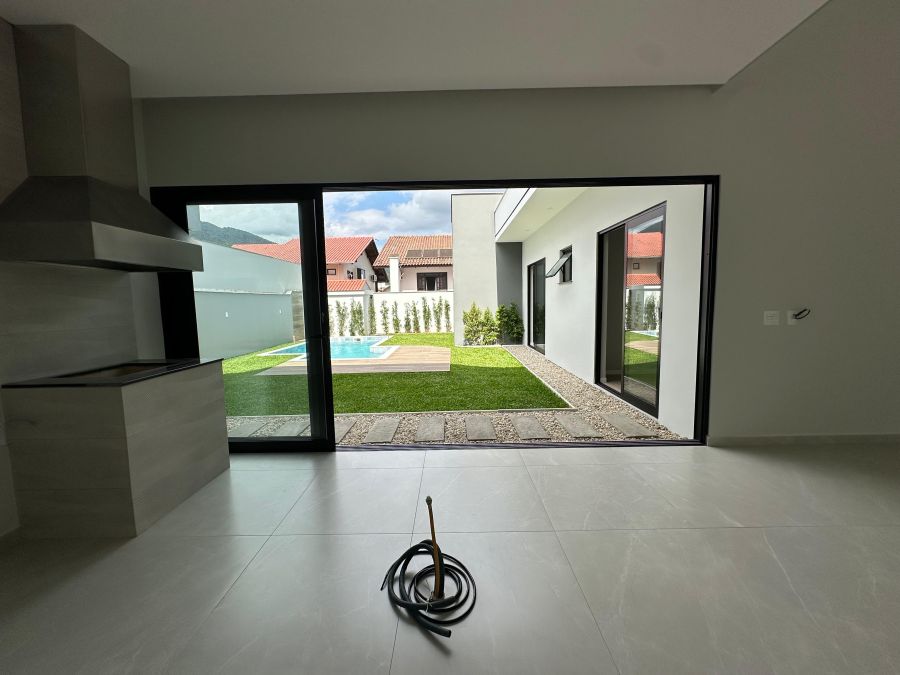 Imagem Casa de Alto Padrão com Piscina à Venda no Bairro Amizade