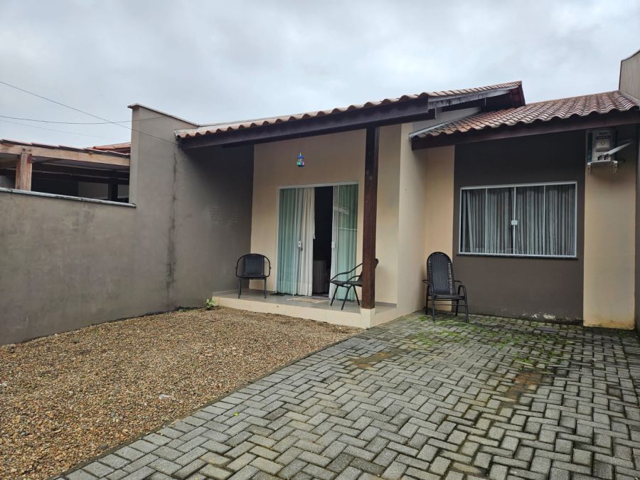 Casa geminada aconchegante, ideal para quem busca conforto, praticidade e contato com a natureza no dia a dia.