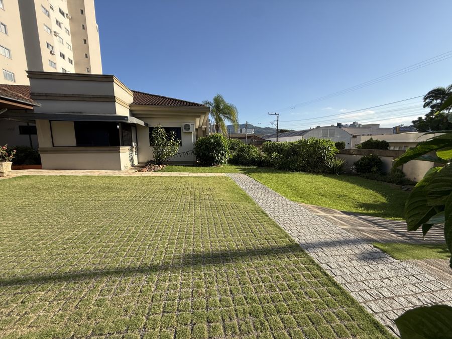 Amplo terreno com casa à venda no centro de Jaraguá do Sul - com grande potencial para prédio residencial ou comercial