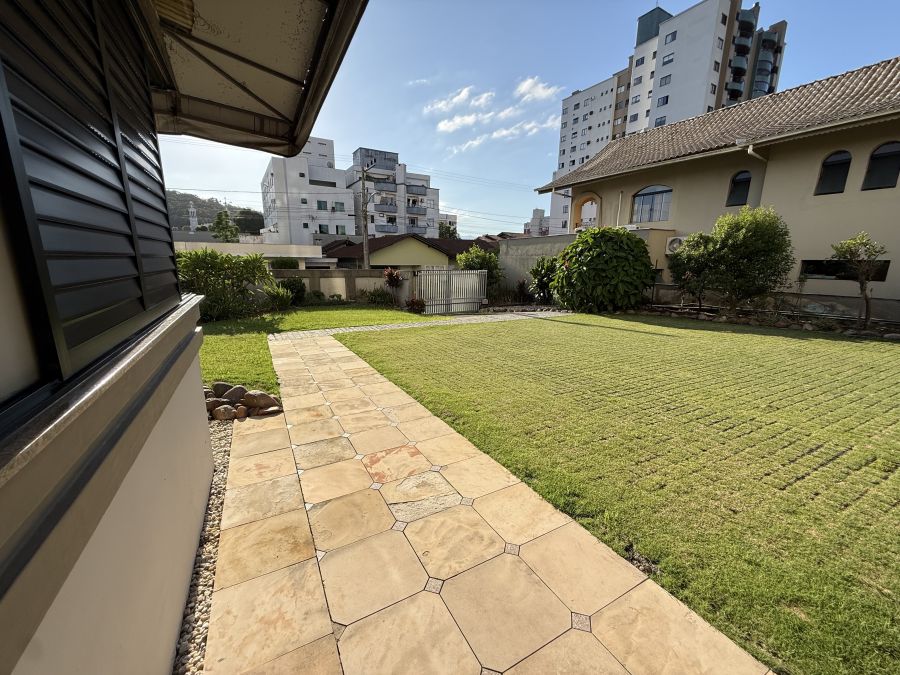 Imagem Amplo terreno com casa à venda no centro de Jaraguá do Sul - com grande potencial para prédio residencial ou comercial