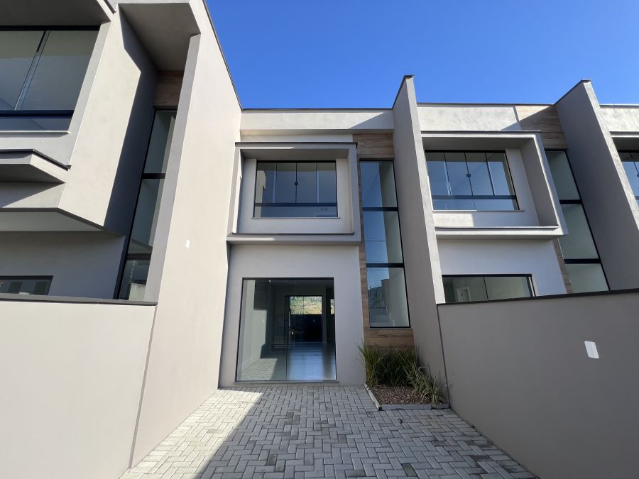 Casa Geminada com 2 Dormitórios e 1 Vaga, Nereu Ramos