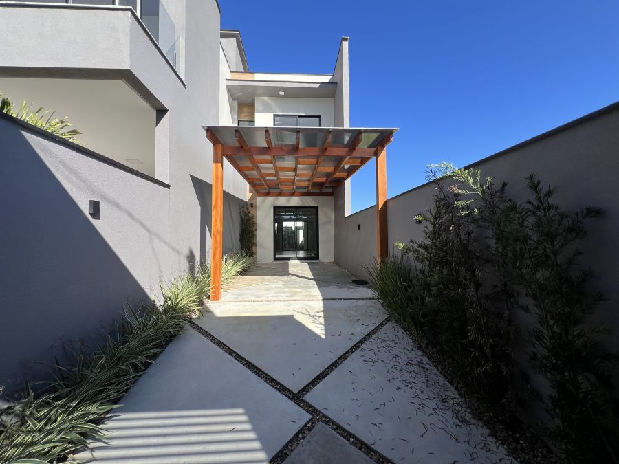 Linda Casa Geminada com 2 Suítes - Oportunidade Única