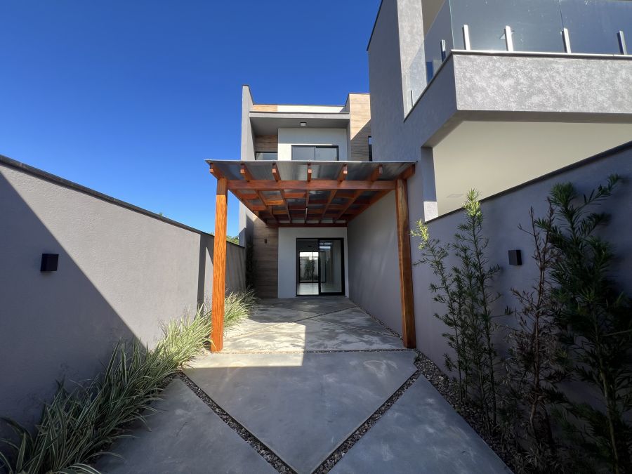 Linda Casa Geminada com 2 Suítes - Oportunidade Única