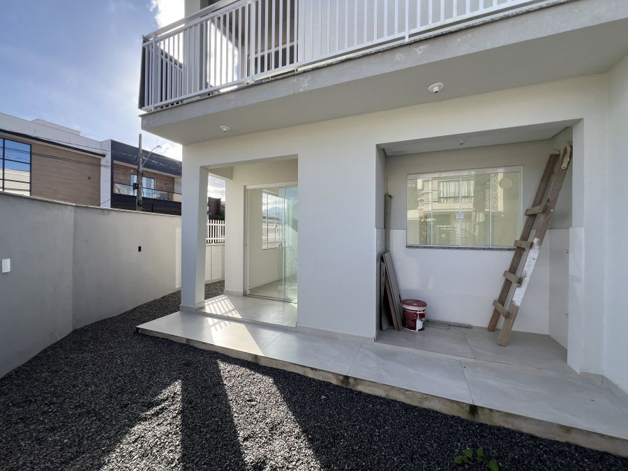 Linda Casa Geminada com 3 Dormitórios em Localização Privilegiada