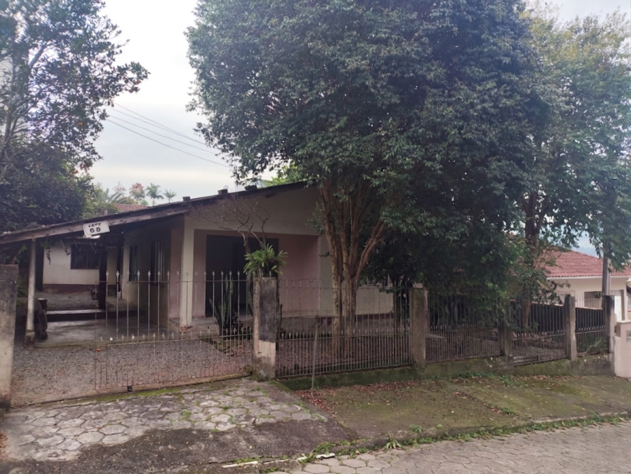 Imóvel no Bairro Rau com Excelente Potencial Construtivo