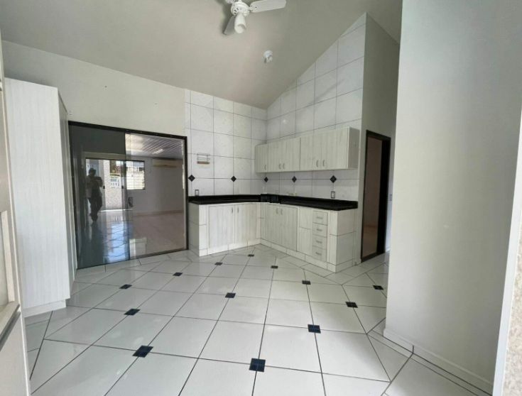 Imagem Casa à venda no Bairro Jaraguá 99 em Jaraguá do Sul. Imóvel com 1 suite+2 quartos, sala ampla,varanda, área de churrasqueira e excelente localização, próximo a mercados, escolas e comércios. Pronto para morar. Agende