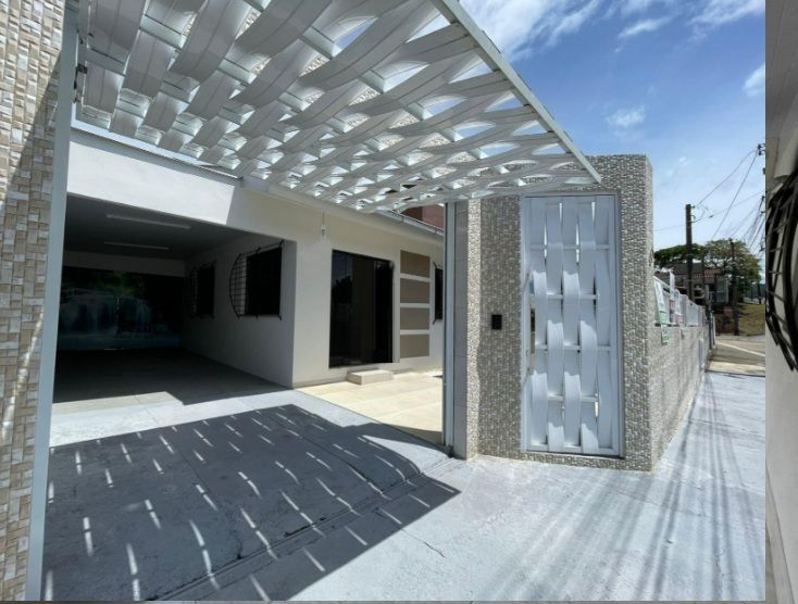 Casa à venda no Bairro Jaraguá 99 em Jaraguá do Sul. Imóvel com 1 suite+2 quartos, sala ampla,varanda, área de churrasqueira e excelente localização, próximo a mercados, escolas e comércios. Pronto para morar. Agende