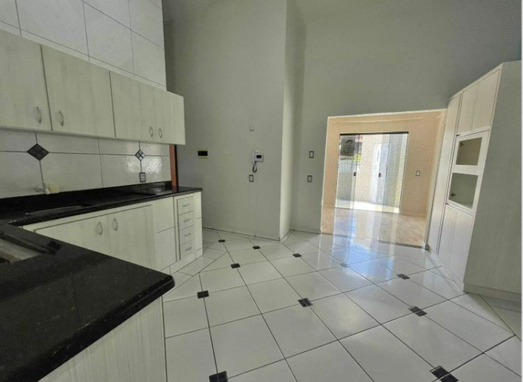 Imagem Casa à venda no Bairro Jaraguá 99 em Jaraguá do Sul. Imóvel com 1 suite+2 quartos, sala ampla,varanda, área de churrasqueira e excelente localização, próximo a mercados, escolas e comércios. Pronto para morar. Agende