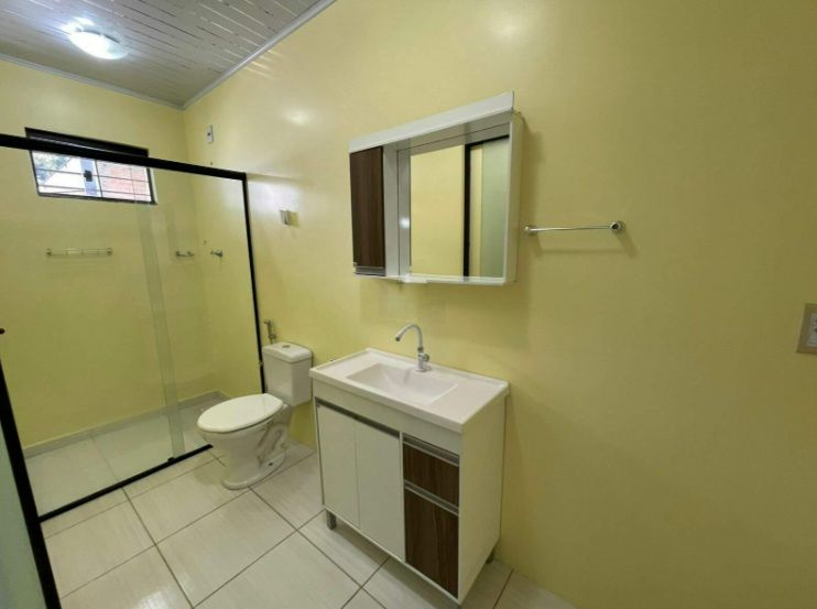 Imagem Casa à venda no Bairro Jaraguá 99 em Jaraguá do Sul. Imóvel com 1 suite+2 quartos, sala ampla,varanda, área de churrasqueira e excelente localização, próximo a mercados, escolas e comércios. Pronto para morar. Agende