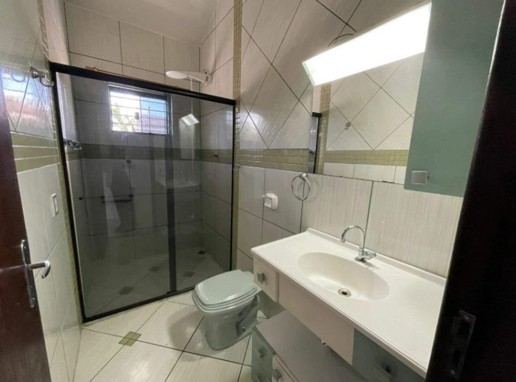 Imagem Casa à venda no Bairro Jaraguá 99 em Jaraguá do Sul. Imóvel com 1 suite+2 quartos, sala ampla,varanda, área de churrasqueira e excelente localização, próximo a mercados, escolas e comércios. Pronto para morar. Agende