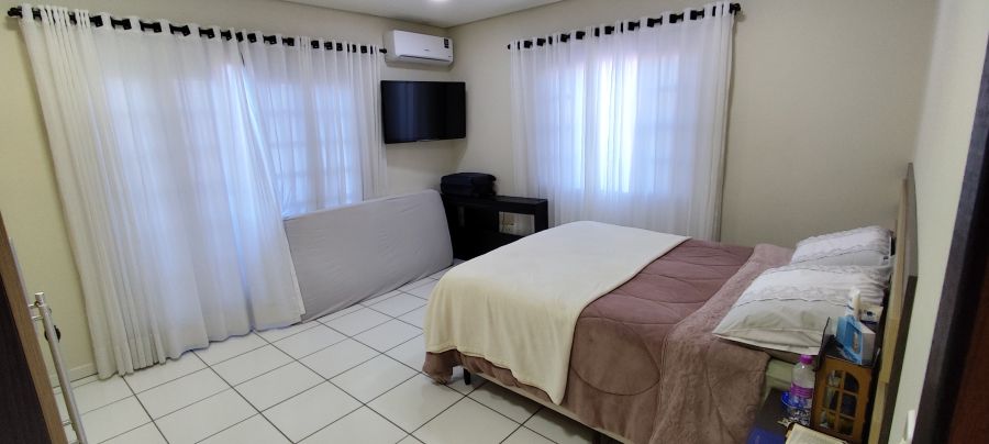 Imagem Casa  com 2 pavimentos e 4 Quartos no Bairro Estrada Nova