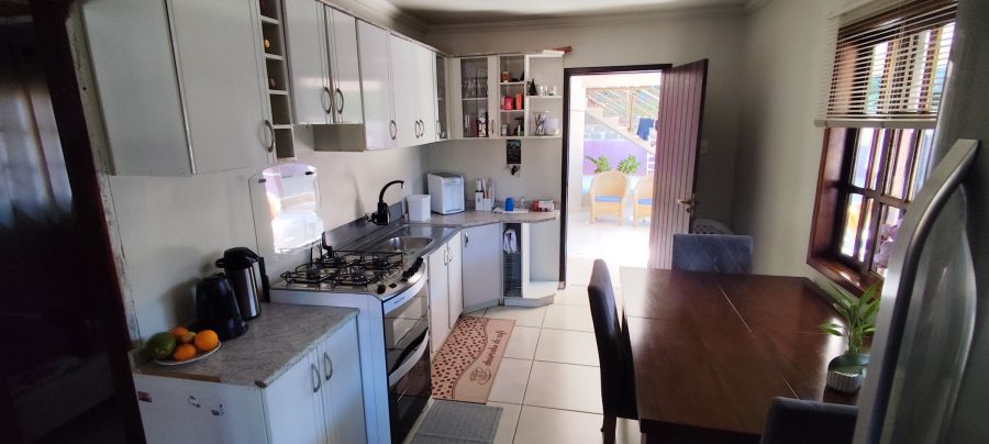 Imagem Casa  com 2 pavimentos e 4 Quartos no Bairro Estrada Nova