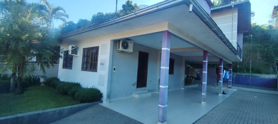 Casa  com 2 pavimentos e 4 Quartos no Bairro Estrada Nova