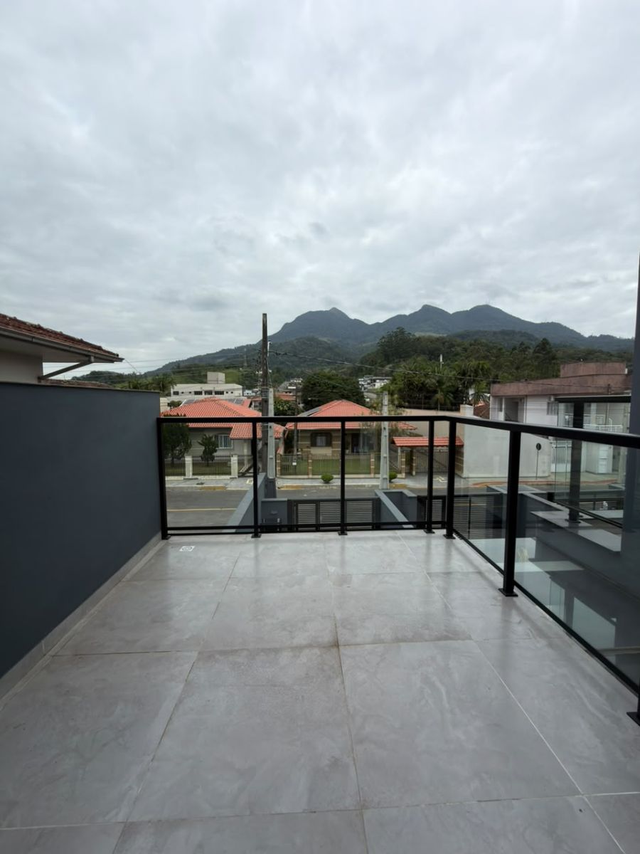 Imagem Casa geminada ao lado da via verde