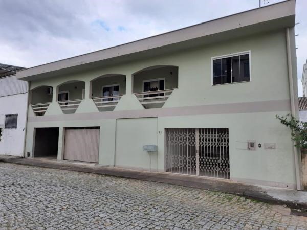 Casa residencial e comercial no centro de Jaraguá do SUl