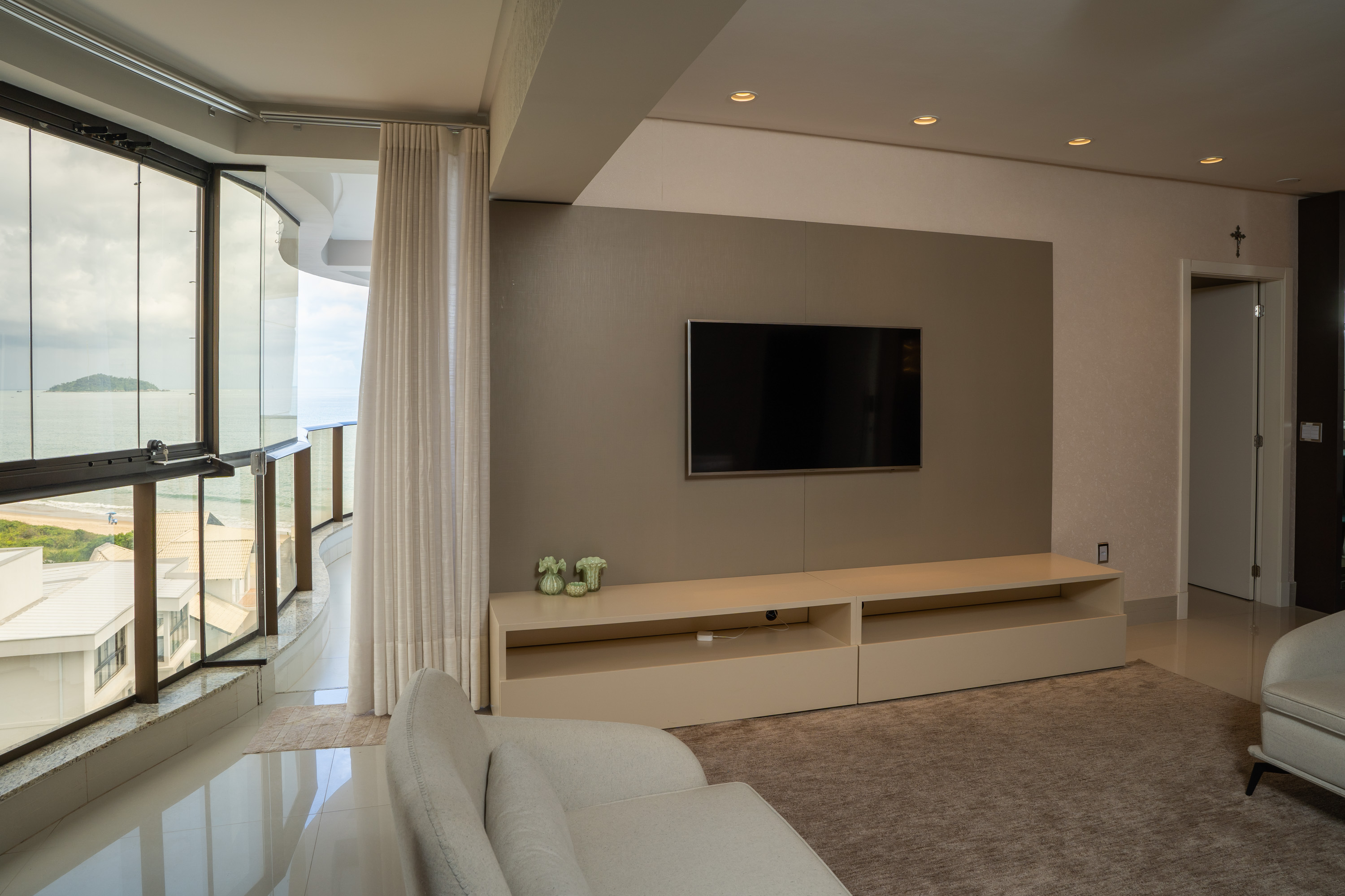 Imagem Cobertura Duplex no Residencial Sunrise em Penha / Alto Padrão - Frente para o mar - Mobiliado - Quadra do Mar