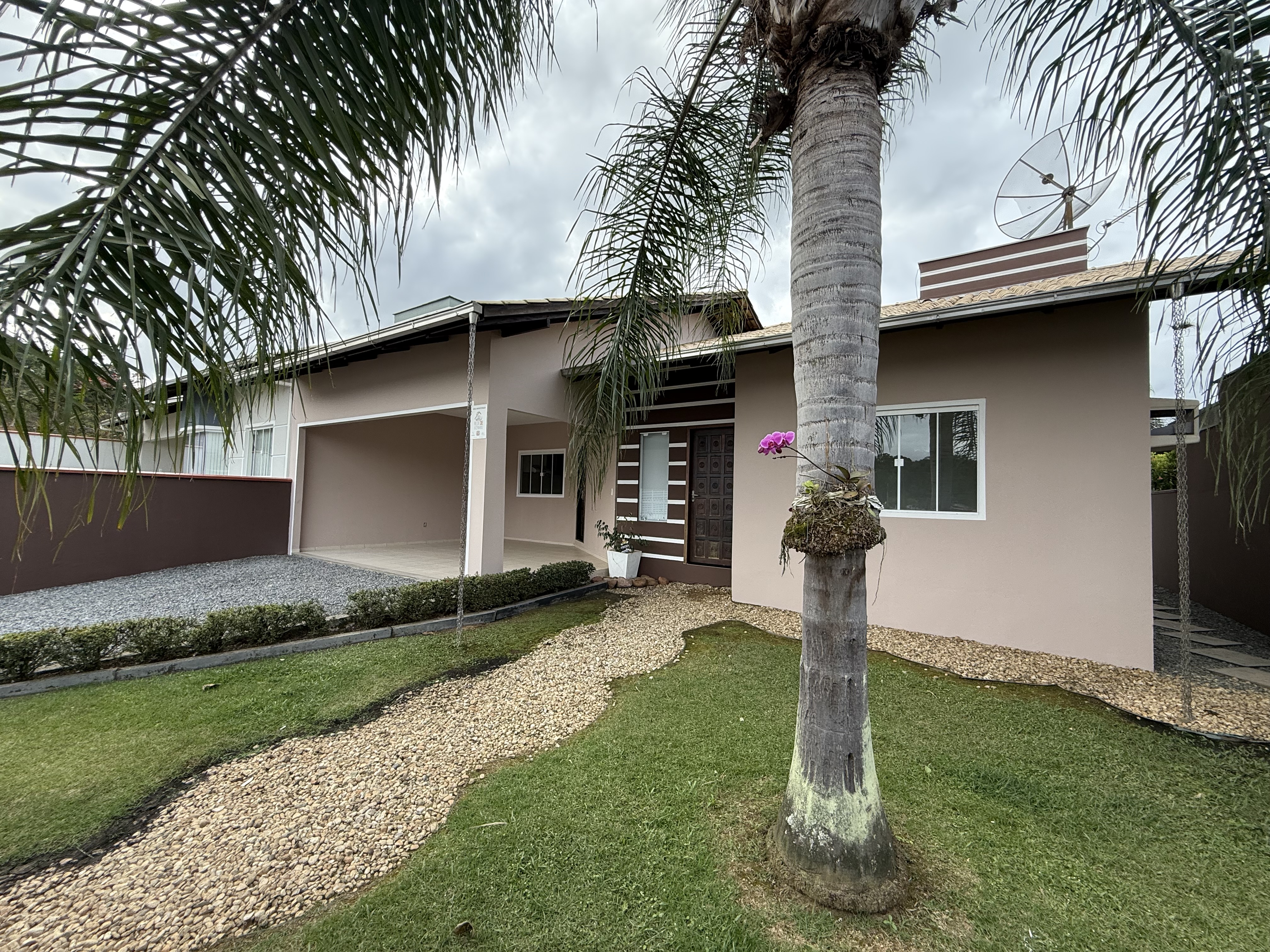 Casa térrea à venda com 3 quartos e amplo quintal no Bairro Três Rios do Sul